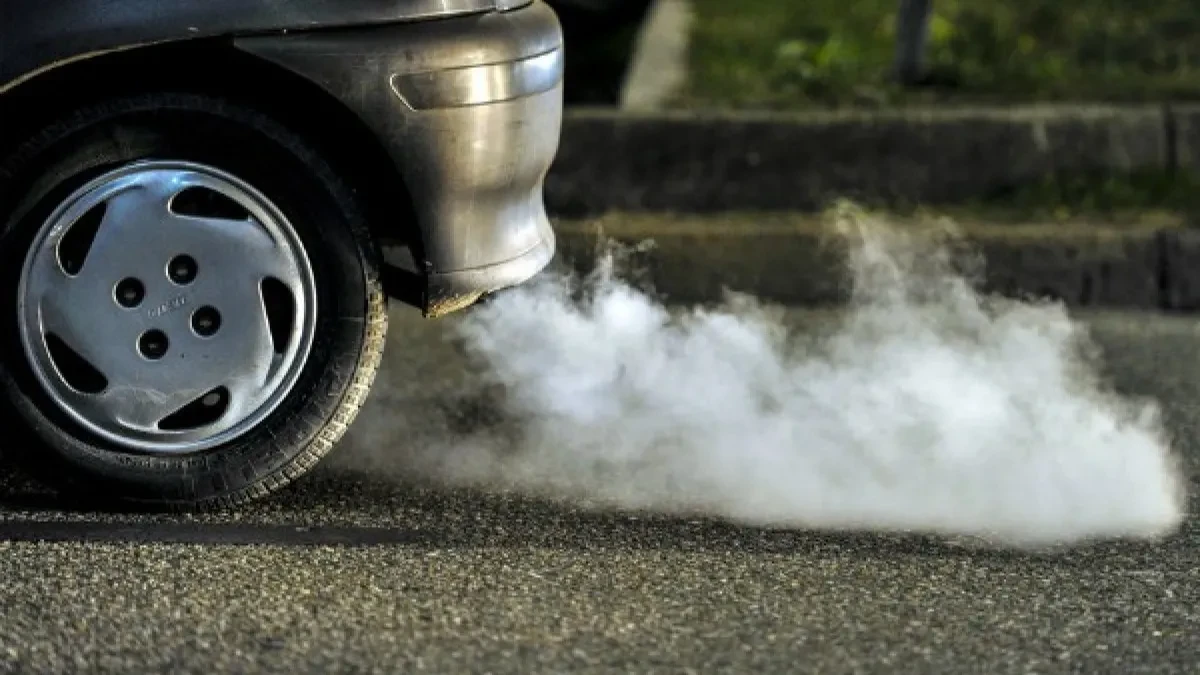 Ova stvar ukazuje na ozbiljan kvar automobila: Gust dim iz auspuha ni malo nije bezazlen