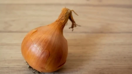 Stari trik koji čuva luk svežim i sprečava njegovo truljenje: Baka me naučila kako da mu produžim rok trajanja 