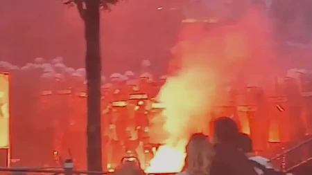 Jezive scene bezumnog nasilja u Beogradu: Blokaderi brutalno napali policiju, letele flaše i kamenice (FOTO/VIDEO)