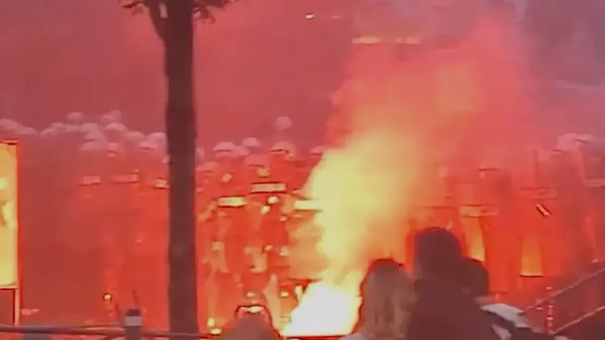 Jezive scene bezumnog nasilja u Beogradu: Blokaderi brutalno napali policiju, letele flaše i kamenice (FOTO/VIDEO)