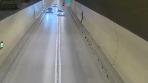 Jeziv snimak! Vozač preticao punom brzinom u tunelu, tragedija izbegnuta za dlaku! (VIDEO)