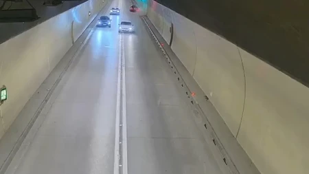 Jeziv snimak! Vozač preticao punom brzinom u tunelu, tragedija izbegnuta za dlaku! (VIDEO)