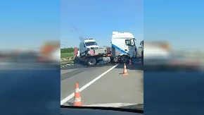 Prve slike udesa kod Požarevca: Šleper probio ogradu, u toku uklanjanje sa puta