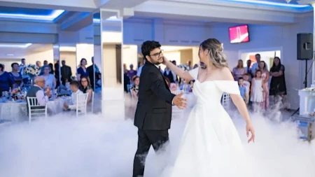Na venčanju je sve delovalo normalno, a onda je najavljen prvi ples mladenaca Gosti su bili u potpunom šoku kad su ih videli