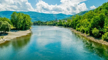 Drama na Drini: Dečak ušao u reku da se okupa pa nestao, u toku potraga za njim