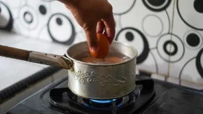Stara bakina caka koja nikad ne izneveri domaćice: Evo kako skuvati jaja da ne puknu