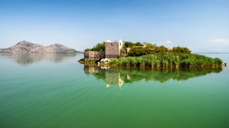 Najveće jezero na Balkanu skriva ostrvce koje je nekada služilo kao zatvor - iz njega niko nije uspeo da pobegne