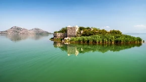Najveće jezero na Balkanu skriva ostrvce koje je nekada služilo kao zatvor - iz njega niko nije uspeo da pobegne