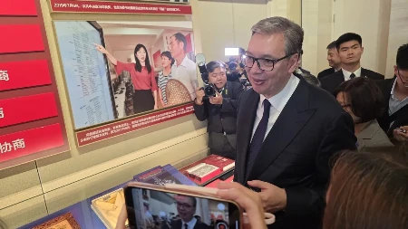 Treći dan Vučićeve posete Kini: Predsednik Srbije na Univerzitetu u Pekingu govorio i o NATO agresiji, dobio specijalan poklon od Sija