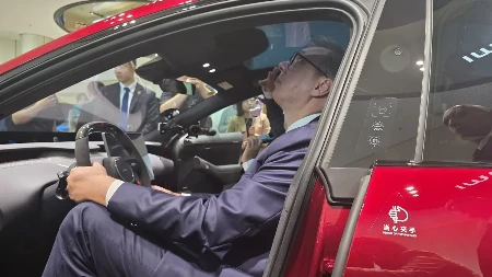 "Fali još samo od prepelice mleko": Kinezi Vučiću pokazali moćne automobila: Ovaj ide 350 km na sat! (VIDEO)