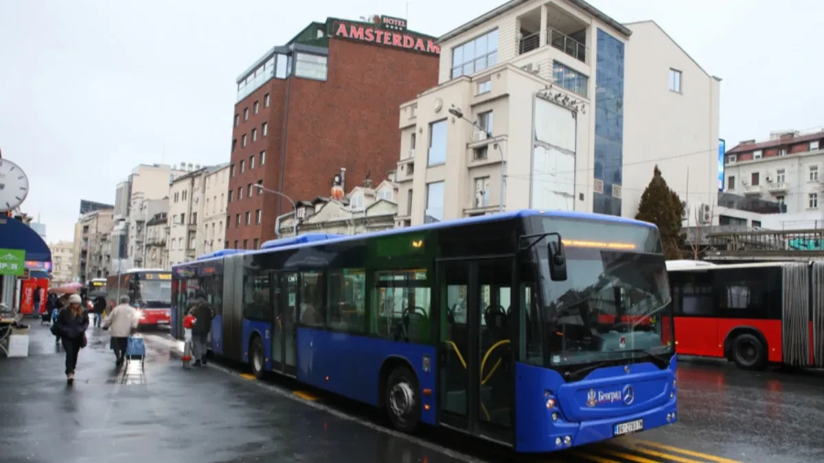 Raspalila mu šamar u punom autobusu: Muškarac pipkao devojku po zadnjici, niko od putnika neće da reaguje - sama mu je očitala lekciju koju će zapamtiti