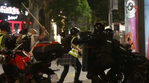 Monstruozni snimci nasilja! Jezive scene agresije blokadera, pale kontejnere, policiju zasuli kamenicama i pirotehnikom!