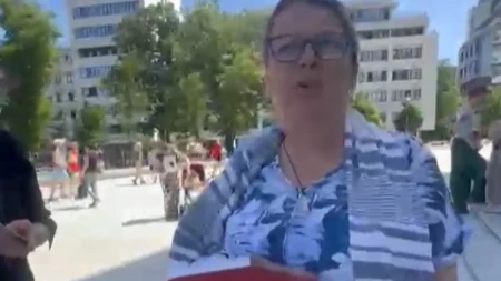 "Ima nade da se Srbi slože!" Građanka u redu za Pojas Presvete Bogorodice otkrila šta joj je naterala suzu na oko