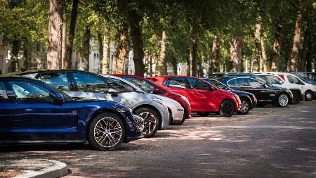 Ovo pravilo se masovno krši po celoj Srbiji: Evo ko ima pravo da parkira ispred zgrade i kome ta mesta pripadaju!