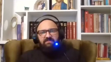 "Moliš se Majci Božijoj koja je gledala kako joj ubijaju Sina, a ti joj kmečiš zbog gluposti!" Brutalna poruka oca Bojana vernicima