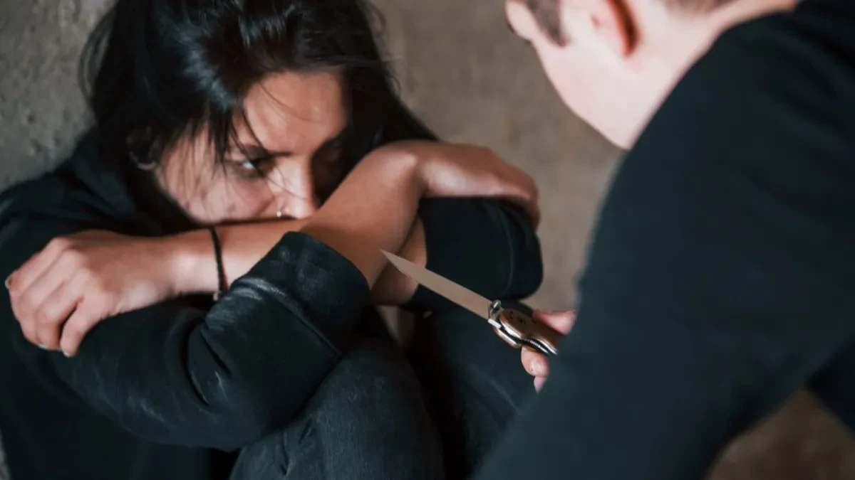 Horor u kafiću u Beogradu: Mladić (26) se iživljavao nad maloletnicama uz pretnju nožem