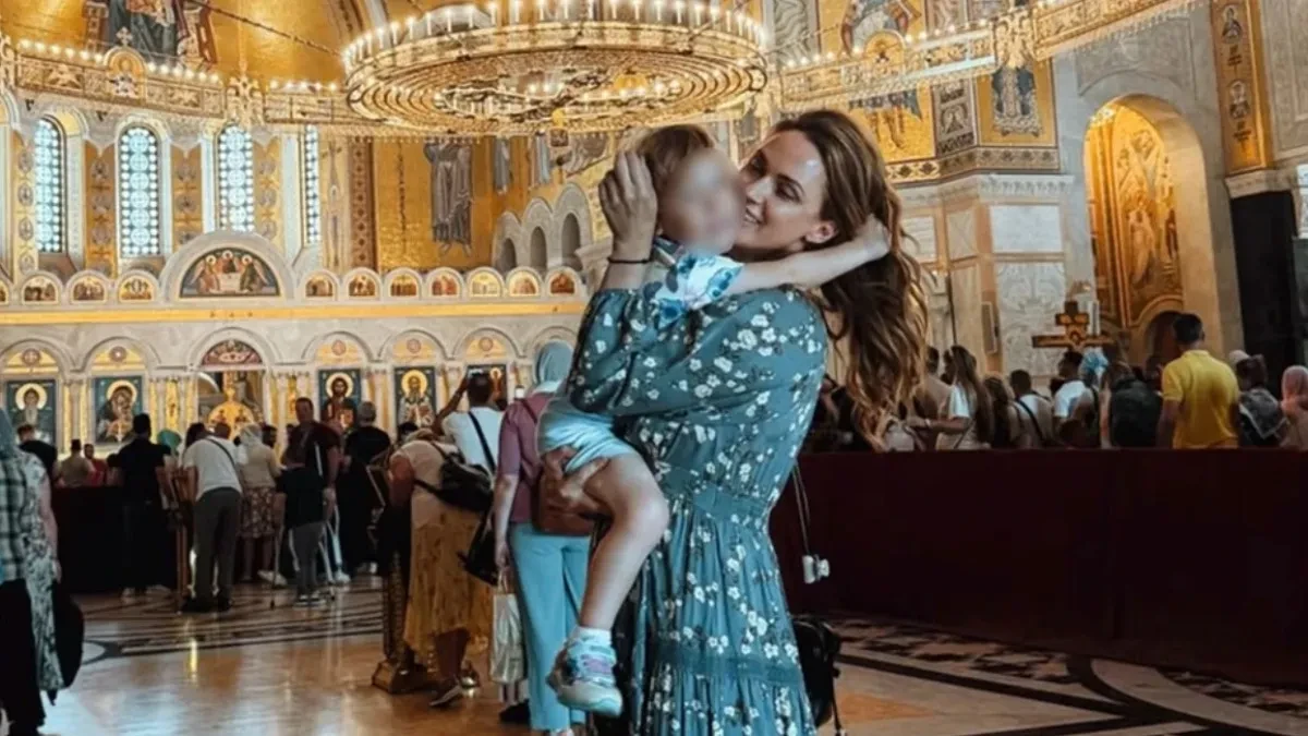 "Imate veliki naklon od mene" Žena Nikole Rokvića sa ćerkom celivala Pojas Presvete Bogorodice u Hramu Svetog Save! (FOTO)