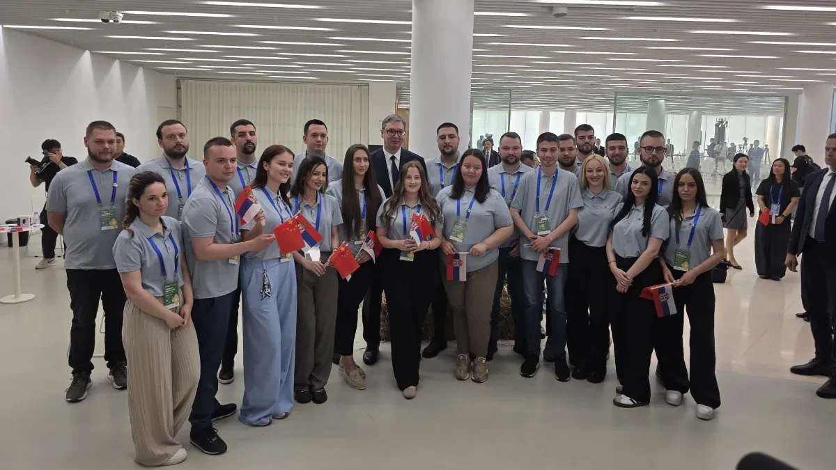 Vučić se obratio iz Kine: Predsednik obilazi Mint, ovde uči stotine mladih Srba! Roboti opleli kolo!  (VIDEO)