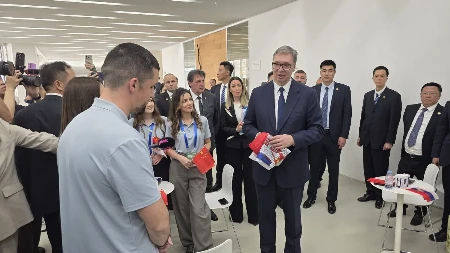 Vučić se obraća iz Kine: Predsednik Srbije obilazi Mint, roboti opleli kolo! Mladi Srbe već uče u Kini! (VIDEO)