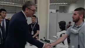 "Učimo da radimo na robotima" Vučić u Mintu sreo i mlade Srbe, obuka već počela! (VIDEO)