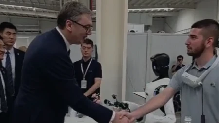 "Učimo da radimo na robotima" Vučić u Mintu sreo i mlade Srbe, obuka već počela! (VIDEO)