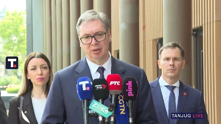 Vučić: Ako misle da je važnije od investicija da se bacaju kontejneri i napada policija, samo neka nastave