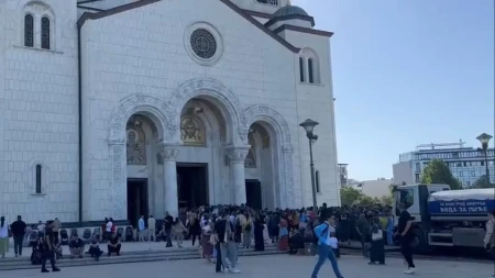 "Ne pada nam teško, svi živimo za ovo!" Građanka od pet ujutru čeka da vidi Pojas Presvete Bogorodice, redovi su kilometarski
