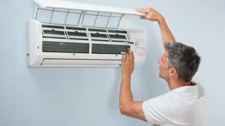 Niste ga ni primetili, a može rešiti veliki problem: Ovo dugme na klima uređaju niko ne koristi, a nije tu bez razloga