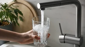 820 dinara za flašu vode?! U restoranu nisu želeli da joj daju česmovaču, obratila se sudu koji je doneo šokantnu odluku 