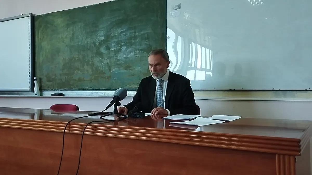 Oglasio se direktor Jovine gimnazije u Novom Sadu: Otkrio sve činjenice na konferenciji za medije