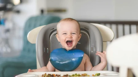 BLW metoda ishrane: Kako samostalno hranjenje pomaže razvoju bebe