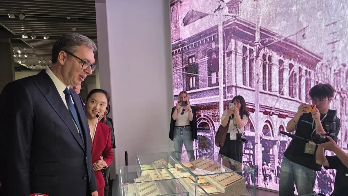 Iznenađenje u Kini: Vučić u muzeju naišao na fotografiju sebe pored drugih lidera (FOTO)