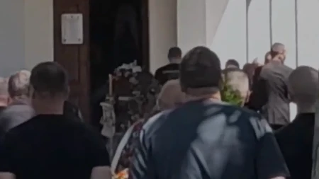 Sanduk s Bajinim telom prekriven cvećem, nepregledna kolona ljudi pristiže da se oprosti od muškarca ubijenog na Senjaku (FOTO)