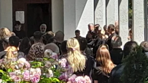 Počelo opelo ubijenom Baji, prisutan i crkveni hor: Poslednji ispraćaj na Bežanijskom groblju (FOTO) 