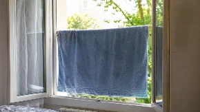 Zaboravite na klimu: Ovaj trik sa peškirom hladi spavaću sobu tokom noći - i ne košta ništa