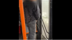 Ispravka -Snimak muškarca koji urinira u javnom prevozu nije nastao u Srbiji i nije reč o blokaderu