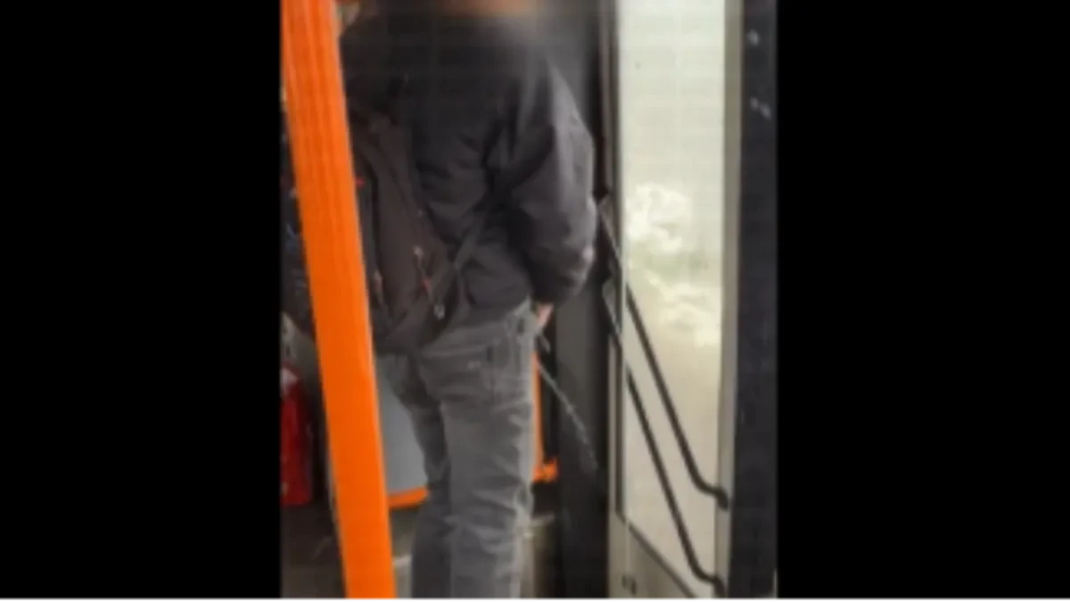Ispravka -Snimak muškarca koji urinira u javnom prevozu nije nastao u Srbiji i nije reč o blokaderu