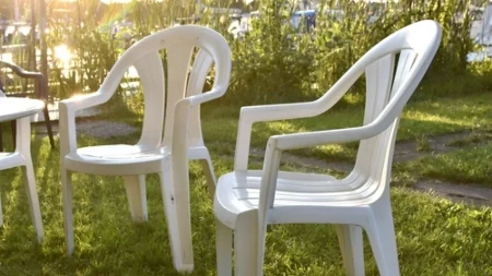 Plastične stolice će opet biti bele kao nove: Ovaj jeftini rastvor skida i najgore fleke
