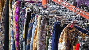Farmerke su deo naše prošlosti: Od sada nosimo samo pantalone od ovog materijala, presijava se kao zlato