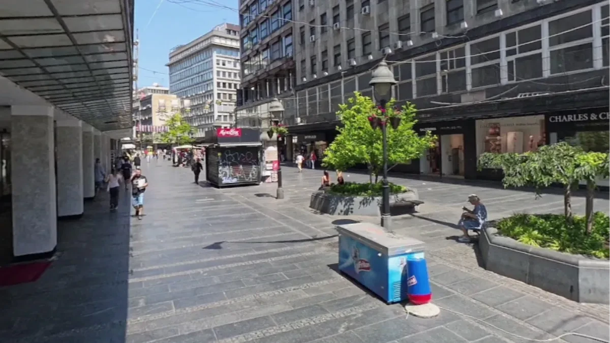 Majko mila, da li je ovo normalno?! Muškarac puzao na povocu nasred Knez Mihailove - prolaznici u neverici!