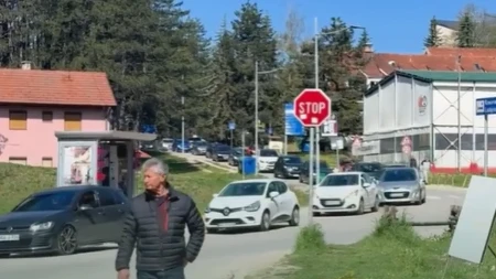 Opšti haos na putevima: Formiraju se kilometarske kolone, ovo su "kritične tačke"