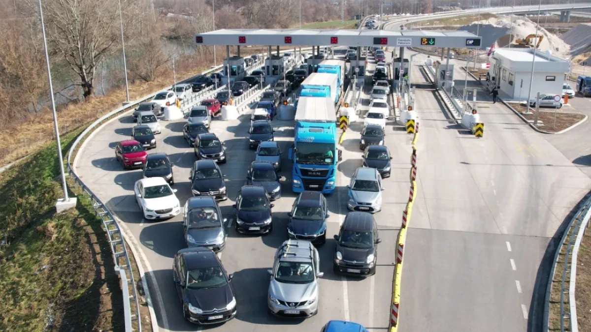 Na naplatnoj rampi se čeka kao na granici! Kilometarske kolone na auto-putu "Miloš Veliki"