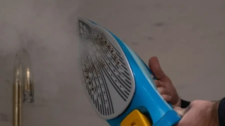 6 trikova da skinete sve što se zalepilo na peglu: Ovo je očisti skroz, ništa ne ostaje na njoj, kao nova bude skroz