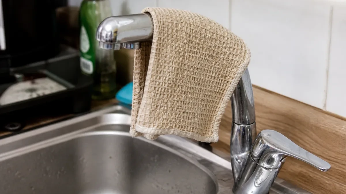 Alarm za sve domaćice: Ovu naviku sa krpom odmah prekinite - širite bakterije po celoj kući!