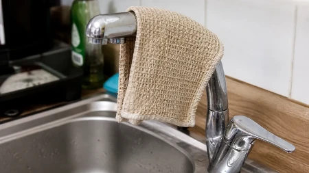 Alarm za sve domaćice: Ovu naviku sa krpom odmah prekinite - širite bakterije po celoj kući!