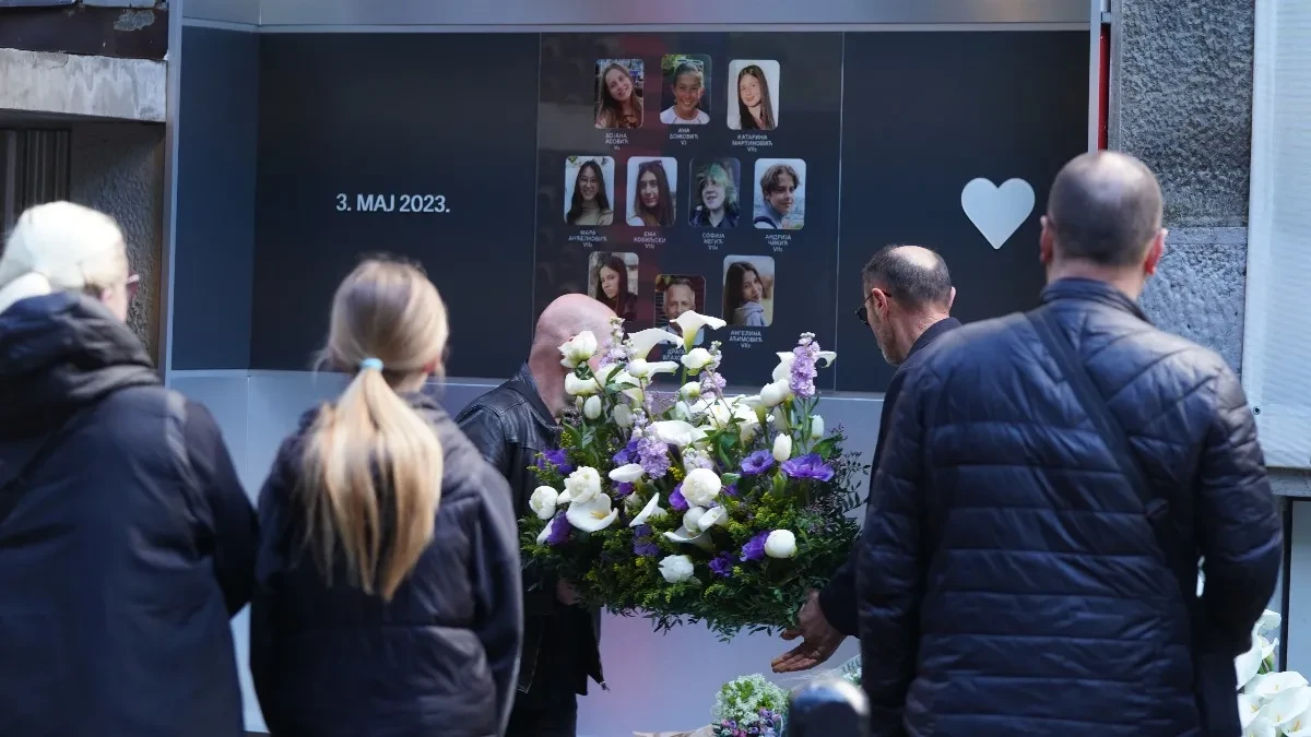 Tri godine od tragedije u "Ribnikaru": TV stanice prekinule program, porodice i građani odaju poštu