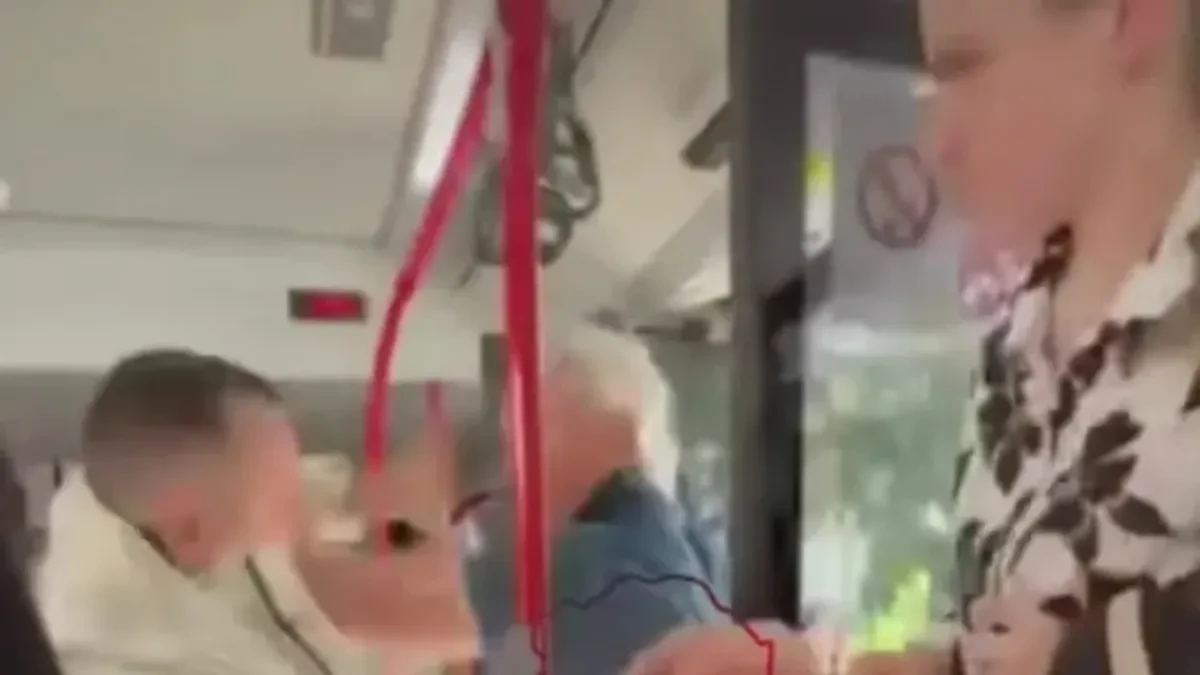 Tuča u beogradskom prevozu, putnici u šoku! Napao maloletnicu i njenog druga, pa dobio po tamburi