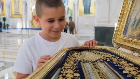 Dečak pred pojasom Bogorodice izgovorio samo jednu želju i rasplakao Srbiju (VIDEO)