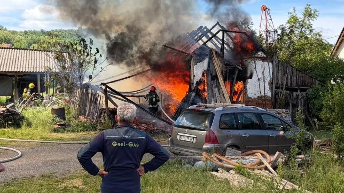 Naljutila se na poznanika, pa mu zapalila kuću!  Izgorela jedna prostorija i deo automobila