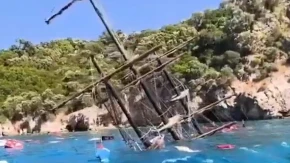 Horor kod Marmarisa: Turisti skakali u more dok je brod tonuo pred njihovim očima (VIDEO)